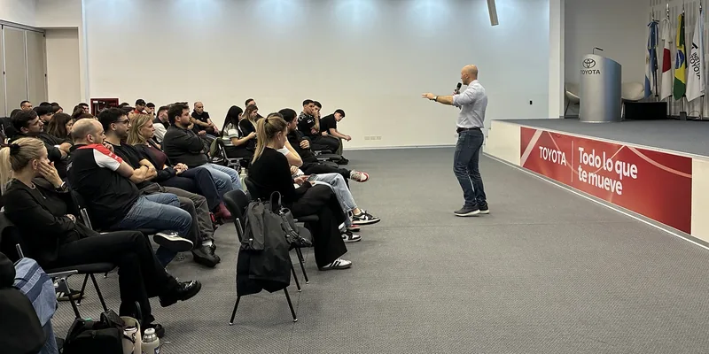 Capacitación presencial ante un auditorio en una sede Toyota.
